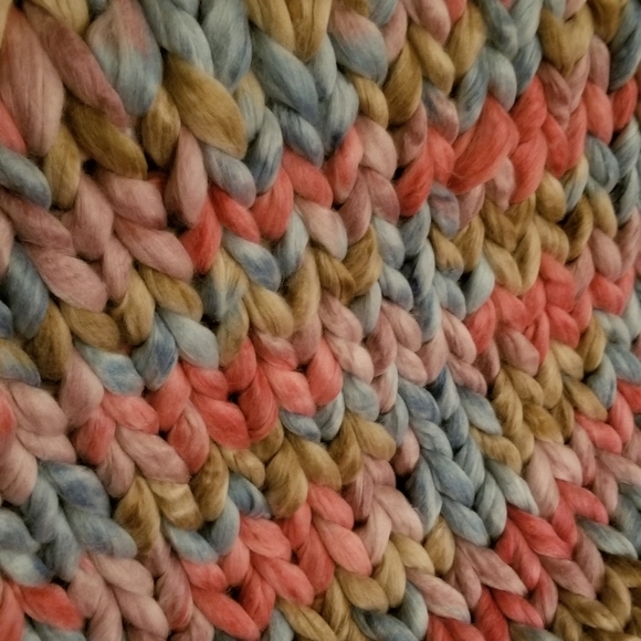 Hand Knitted Chunky Throw Blanket - Picture 4 of 4